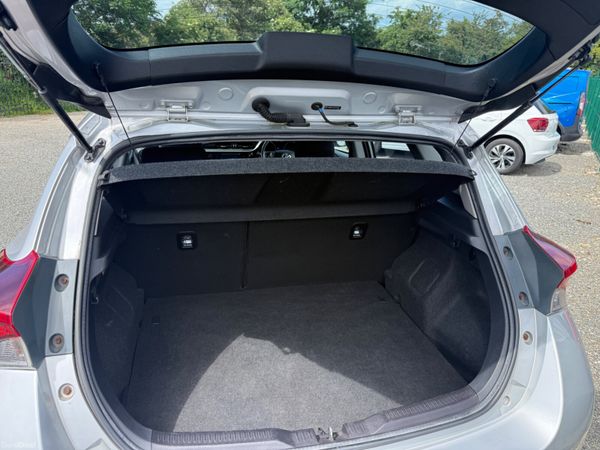 Toyota Auris 2016 390390622