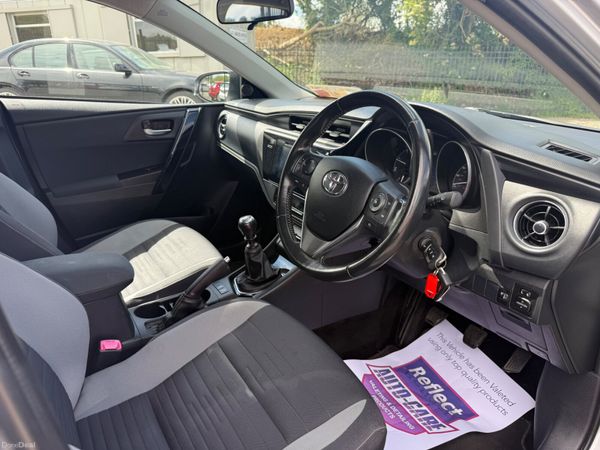 Toyota Auris 2016 390390624