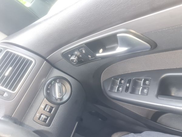 2010 Volkswagen Touran 1.6tdi 7 seater 390302744