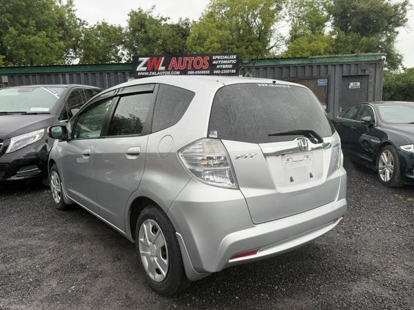 11 Honda Fit  HYBRID 390662342
