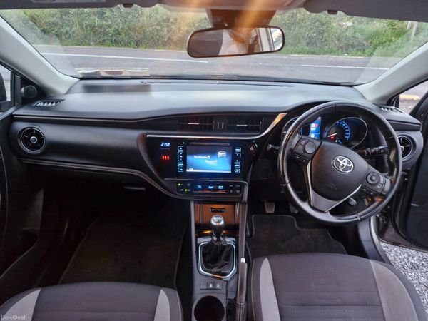 Toyota Auris 2017 390630942