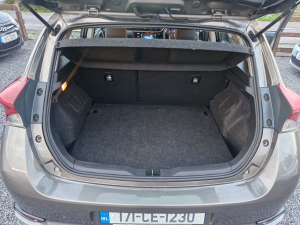 Toyota Auris 2017 390630944