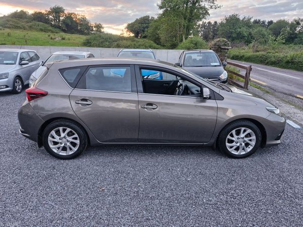Toyota Auris 2017 390630936