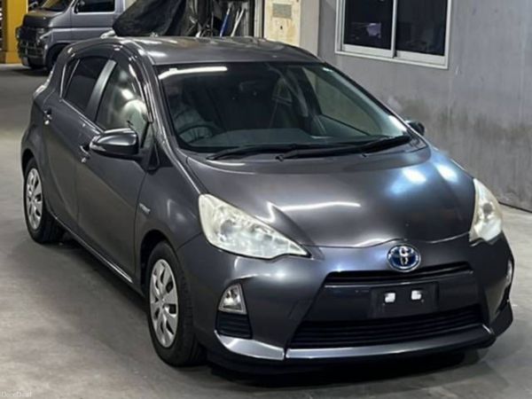 Toyota Aqua Hybrid Automatic 390638126