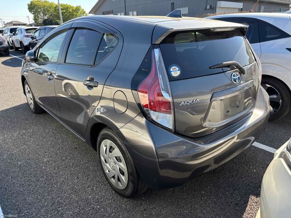 Toyota Aqua Hybrid Automatic 390638336