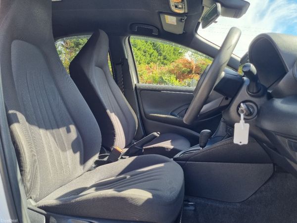 Toyota Yaris Hybrid  2020 390870346