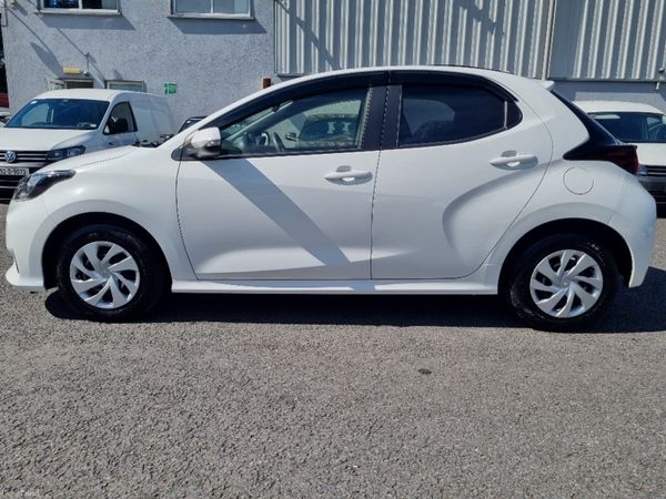Toyota Yaris Hybrid  2020 390870350