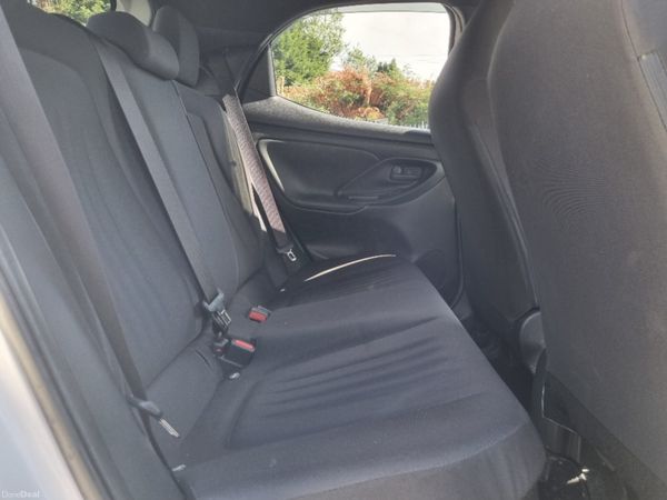 Toyota Yaris Hybrid  2020 390870354