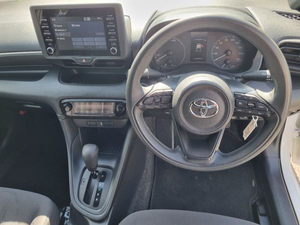 Toyota Yaris Hybrid  2020 390870358