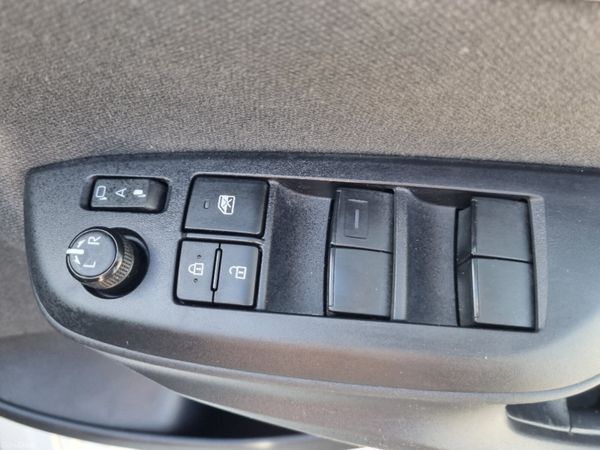Toyota Yaris Hybrid  2020 390870364