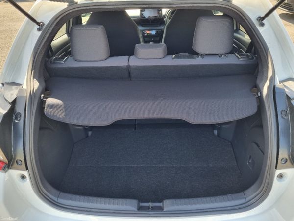 Toyota Yaris Hybrid  2020 390870366