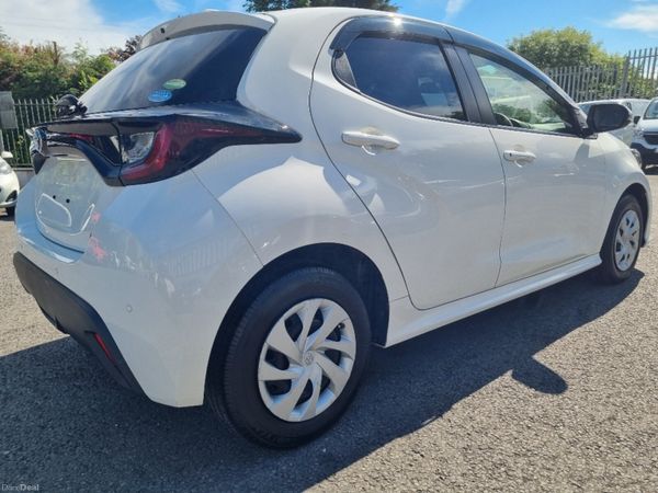 Toyota Yaris Hybrid  2020 390870338