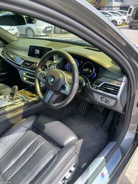 BMW 7-Series 2016 391007474