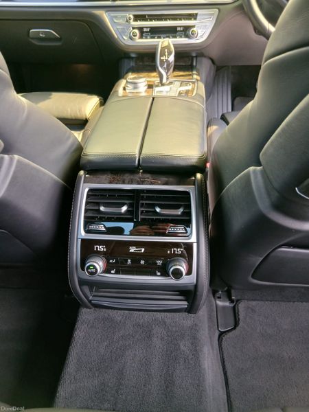 BMW 7-Series 2016 391007480