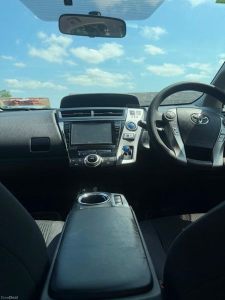17 Toyota Prius Alpha 392512840