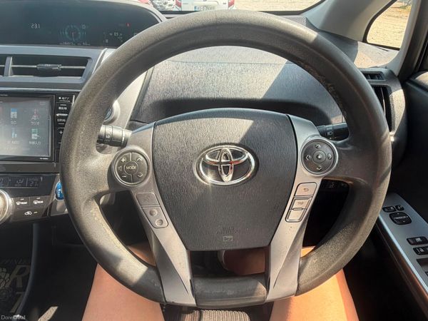 17 Toyota Prius Alpha 392512842