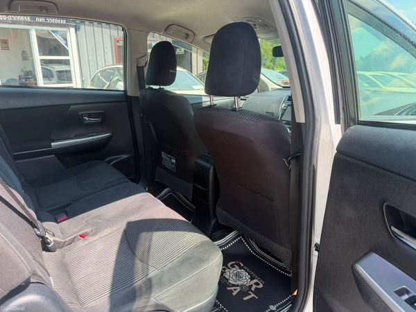 17 Toyota Prius Alpha 392512846