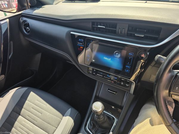 Toyota Auris 2016 392532824
