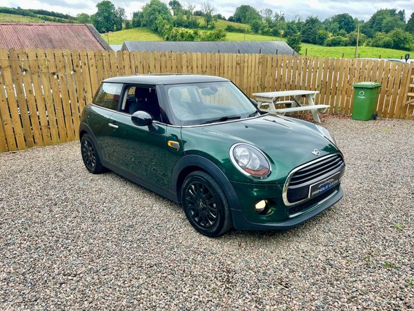 Mini Cooper 2018 392663670