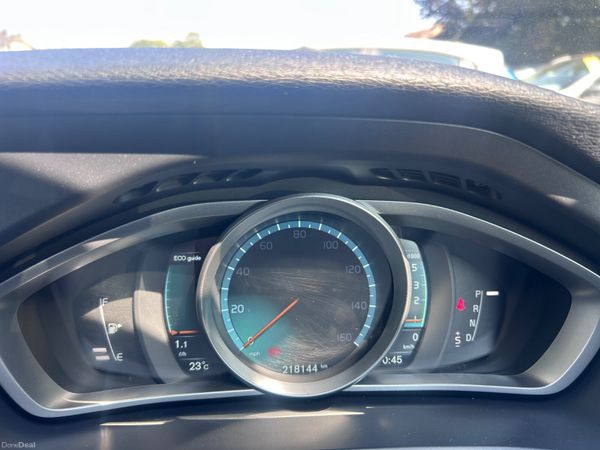2014 VOLVO V40 1.6d CROSS COUNTRY SE LUX AUTO 392923174