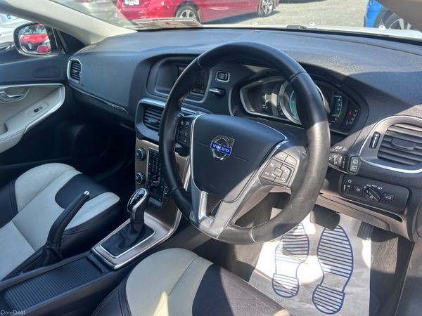 2014 VOLVO V40 1.6d CROSS COUNTRY SE LUX AUTO 392923180