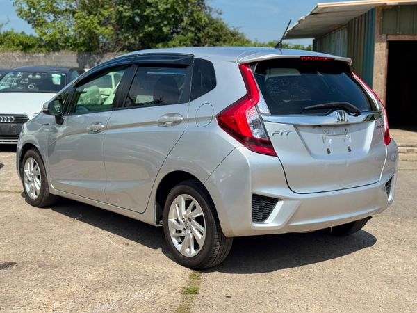 Honda Fit 1.5 hyrbid 63000kms 2014 393097716