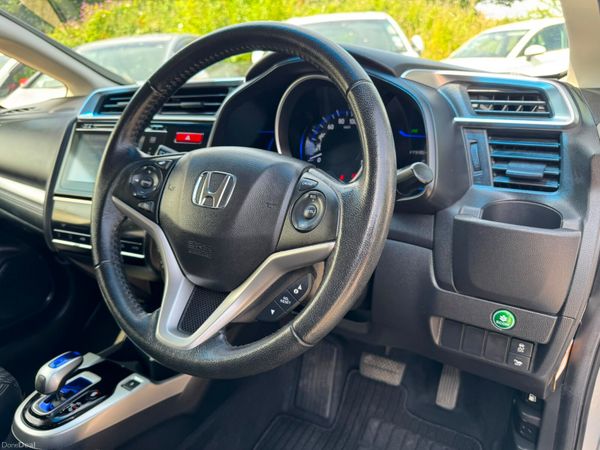 Honda Fit 1.5 hyrbid 63000kms 2014 393097722