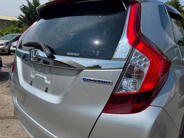 Honda Fit 1.5 hyrbid 63000kms 2014 393097724