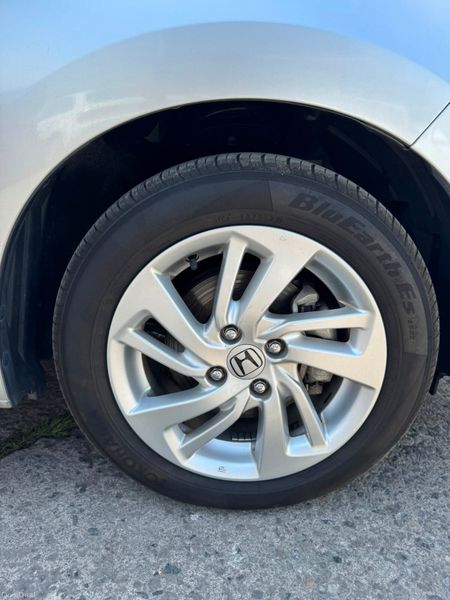 Honda Fit 1.5 hyrbid 63000kms 2014 393097726