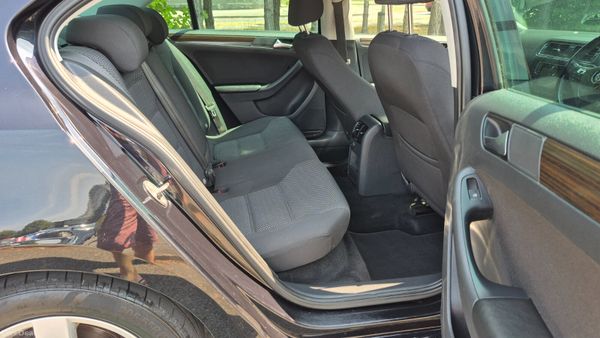 172 Volkswagen Jetta 2.0TDI LOW KM 393142074