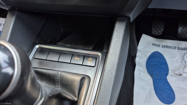 172 Volkswagen Jetta 2.0TDI LOW KM 393142078