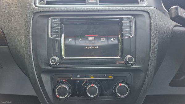 172 Volkswagen Jetta 2.0TDI LOW KM 393142080