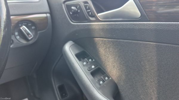 172 Volkswagen Jetta 2.0TDI LOW KM 393142082