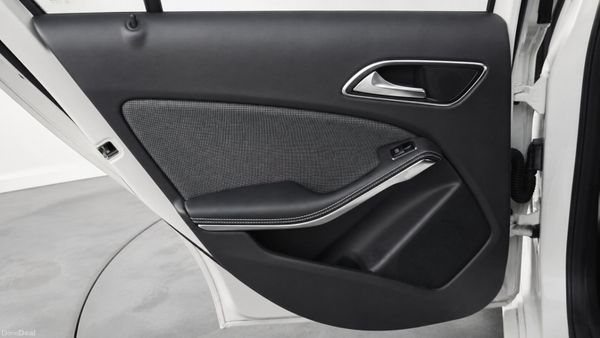 Mercedes-Benz A180 1.6L  Auto *apple carplay* 393237450