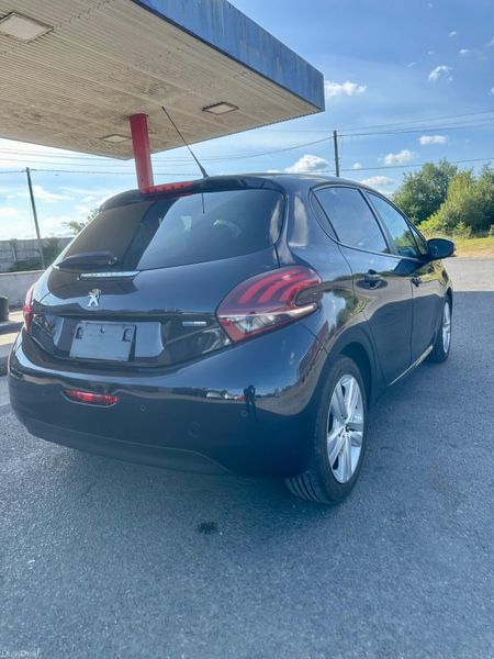 PEUGEOT 208 1.2L Automatic Very low Mileage 393510092