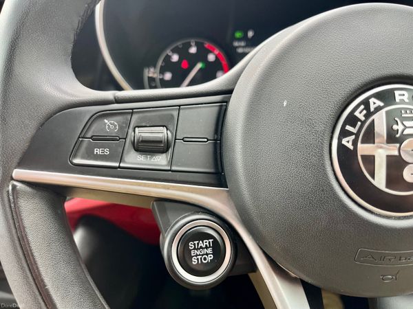 Alfa Romeo Giulia 2017 393515672