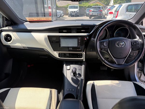 2017 Toyota Auris hybrid 395639158