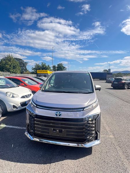 Toyota Voxy 7 Seater hybrid 395805012
