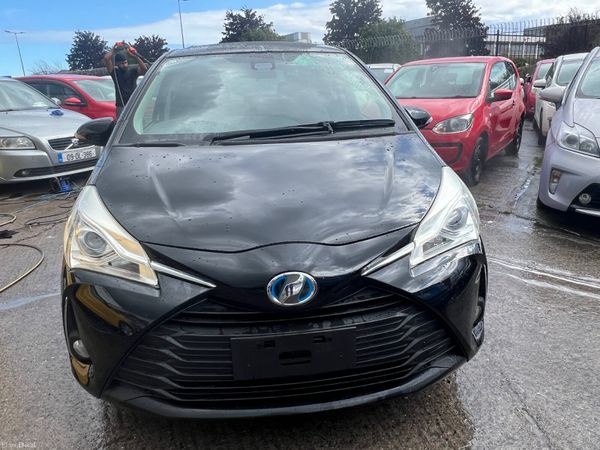 2017 Toyota Vitz, 3 of 17