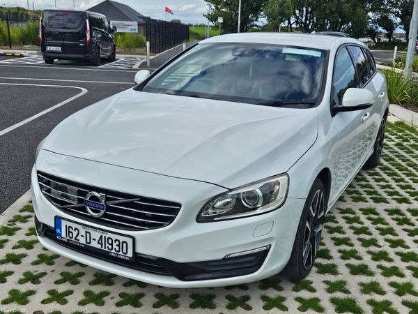 2016 Volvo V60 SE Lux, 4 of 37