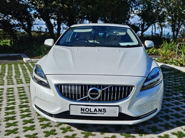 2016 Volvo V40 SE, 3 of 35