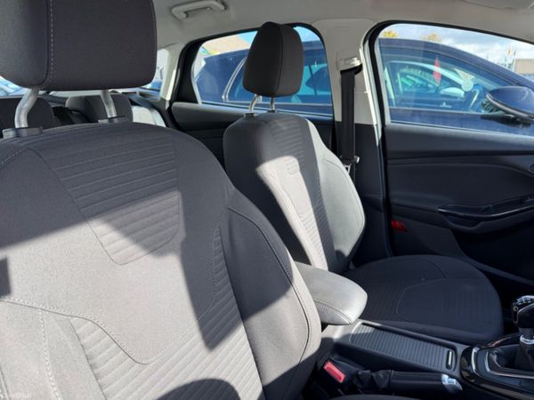 Ford Focus TITANIUM 399377540