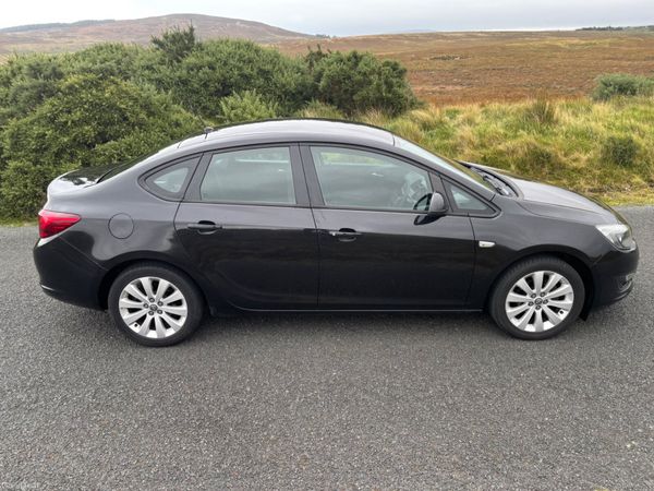 Opel Astra 2013 low kms 399631176