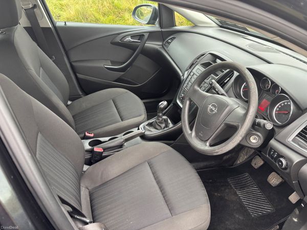 Opel Astra 2013 low kms 399631178