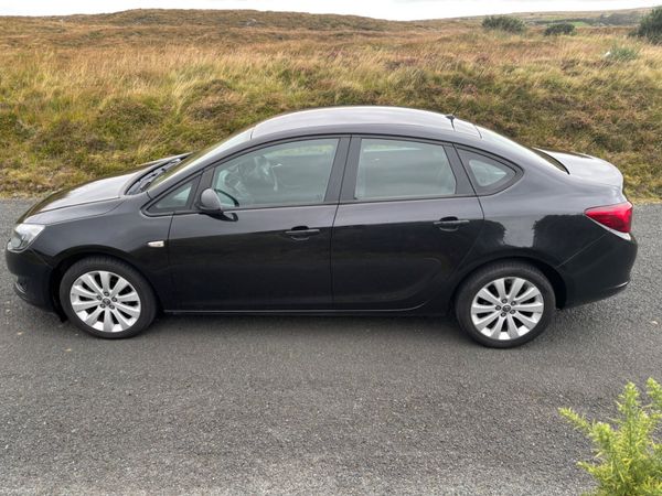 Opel Astra 2013 low kms 399631180
