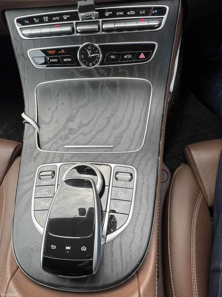 191 Mercedes-Benz E-Class 319103932