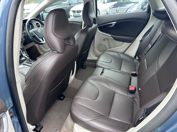 141 Volvo V40 1.6 Low Mileage 400040812