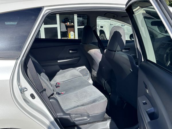 12 Toyota Prius Alpha Hybrid 400042084