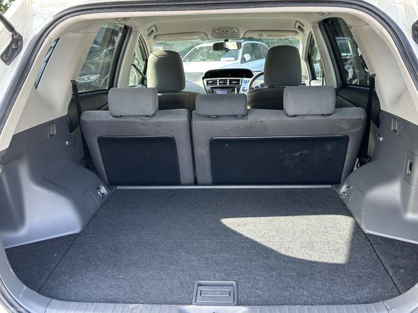 12 Toyota Prius Alpha Hybrid 400042092