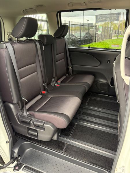 2017 Nissan Serena 2.0 S-Hybrid LOW KMS 8 SEATS 400536182